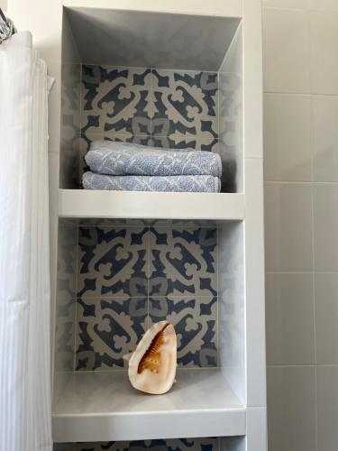 卡帕里卡海岸Vivenda da bela vista的浴室内毛巾架
