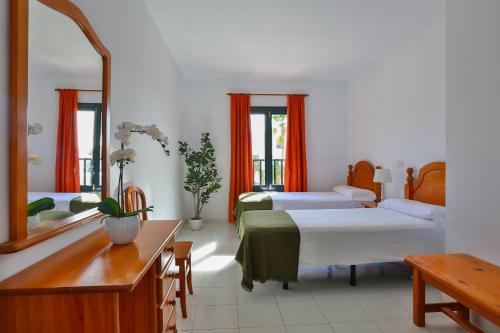 科斯塔特吉塞Nazaret Sol的酒店客房,设有两张床和镜子