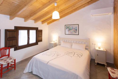 佩戈Casa Verònica的卧室配有白色的床和红色椅子