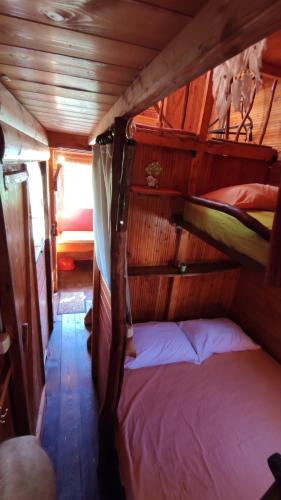 普雷韦扎Luna treehouse的一间小卧室,船上配有一张床