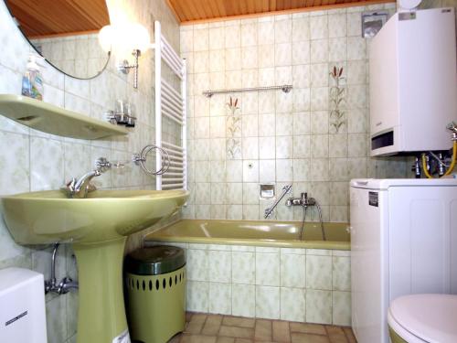 多纳莫塞尔Holiday home Wiesengrund, Dornumersiel的浴室配有盥洗盆和浴缸。