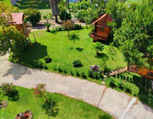普雷韦扎Luna treehouse的享有庭院的空中景致,设有房屋