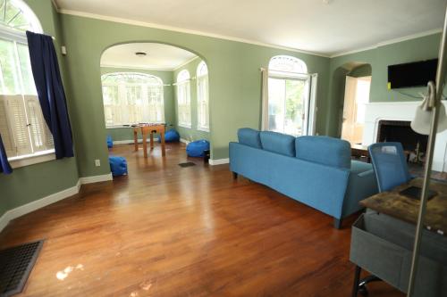 西拉法叶Blue House, Blocks from Ross-Aide, Mackey, Samara House, Birck Golf Complex的客厅设有蓝色的沙发和木地板。