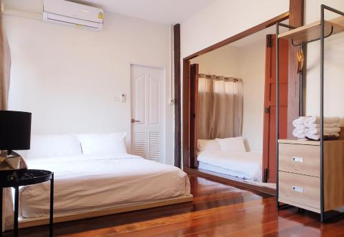 廊开ฮักเคียงโขง HUG Khieng Khong Nongkhai Hostel的一间卧室配有两张床和镜子