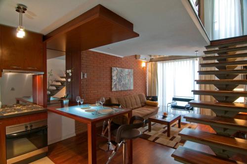 圣地亚哥公园广场公寓酒店的厨房和带螺旋楼梯的客厅