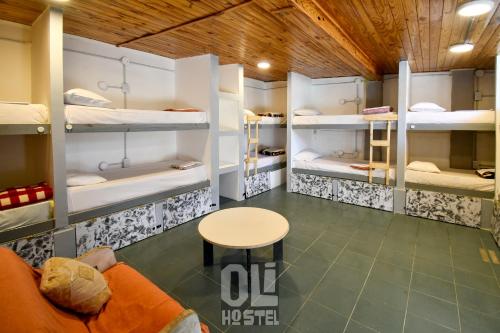 圣拉斐尔Oli Hostel的客房设有三张双层床和一张桌子。