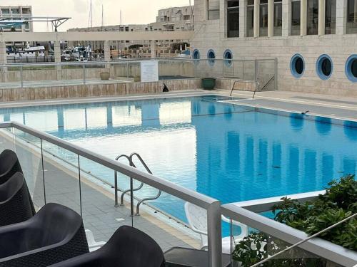 荷兹利亚BRAG Marine Winner - Lovely Sea Front luxury的大楼内一个蓝色的大型游泳池