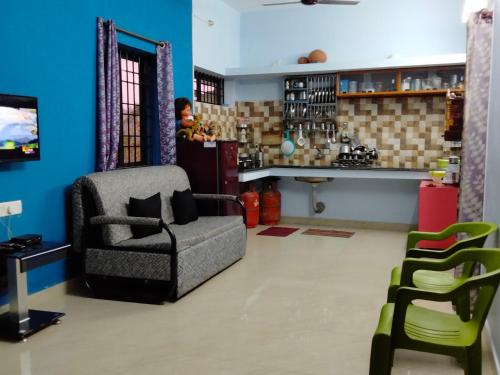 Yelagiri RAM Cottage @Home with kitchenette full的休息区