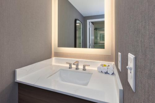 匹兹堡Staybridge Suites Pittsburgh Airport, an IHG Hotel的浴室设有白色水槽和镜子