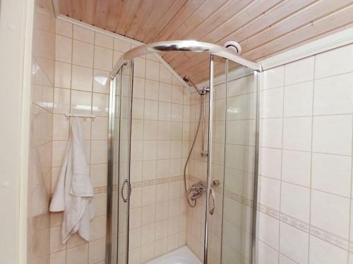赫尔辛基Cosy Loft的浴室里设有玻璃门淋浴
