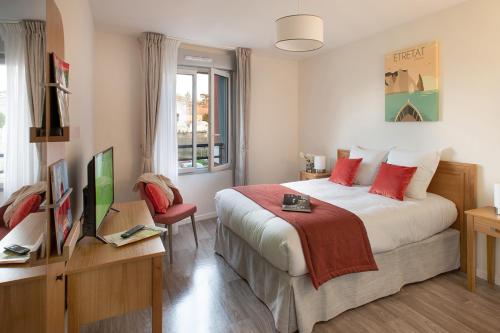Saint-Aubin-lès-ElbeufDOMITYS LA ROZE DE SEINE的一间卧室配有一张带红色枕头的大床