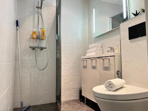 于韦斯屈莱Time Apartments Kärpänkuja的带淋浴和卫生间的白色浴室