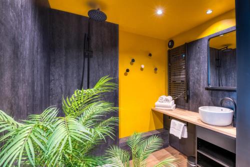 阿维尼翁COWOOL AVIGNON的一间带水槽和植物的浴室