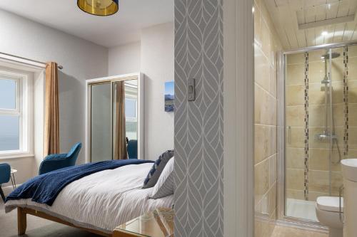兰迪德诺肯德里克成人专用旅馆的一间卧室配有一张床,浴室设有淋浴。