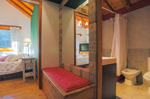 圣卡洛斯-德巴里洛切Al pie del Campanario的一间带双层床的卧室和一间浴室