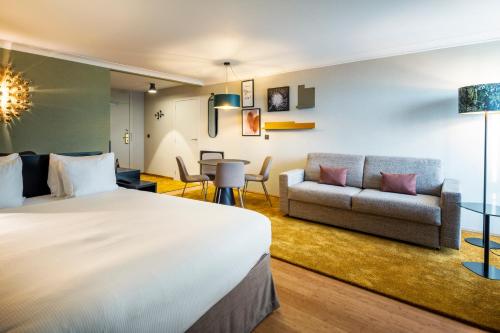 迭戈姆布鲁塞尔机场假日酒店的酒店客房,配有床和沙发