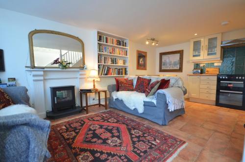 查格福德Arch Cottage的带沙发和壁炉的客厅