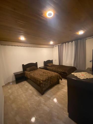 马达巴MiaDa’bia的一间设有两张床和一张沙发的房间