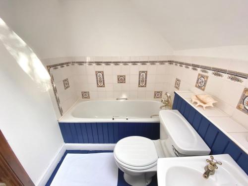 巴拉胡利什The Bothy of Ballachulish House的带浴缸、卫生间和盥洗盆的浴室