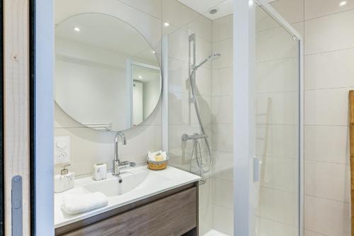 卡朗泰克Sieck - Joli Appartement Vue mer的带淋浴、盥洗盆和镜子的浴室