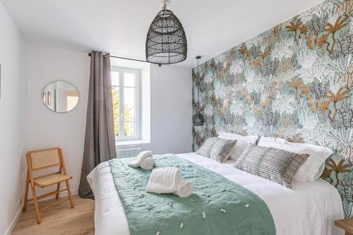卡朗泰克Sieck - Joli Appartement Vue mer的一间卧室配有一张带绿毯的大床