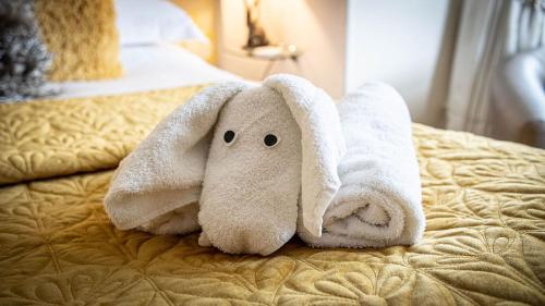 安布尔塞德安布赛德希尔斯代尔住宿加早餐旅馆的象象大象似的毛巾动物,坐在床上