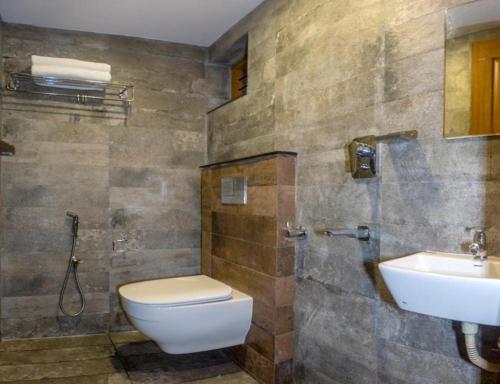 特里凡得琅Ekana Homes的一间带卫生间和水槽的浴室
