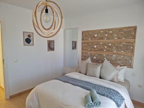 吉亚德伊索拉APARTAMENTO CORAL的一间卧室配有一张大床和镜子