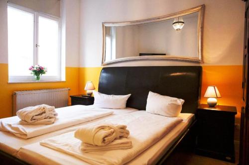 黑灵斯多夫Villa Flora的一间卧室配有两张带毛巾的床