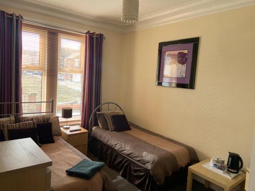 惠特利湾Melrose Guest House的酒店客房设有床和窗户。