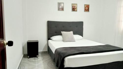 圣罗莎德卡瓦尔APARTAMENTO FAMILY 2的卧室配有白色床和灰色床头板
