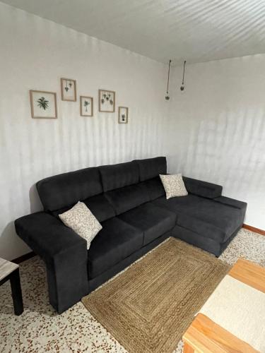 拉拉古纳Casa Candelaria的客厅里一张黑色皮沙发