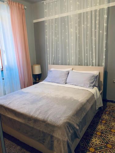 韦内雷港Appartamento SoloSoleMare的一间卧室设有一张大床和窗户