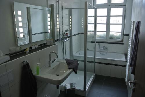 BalveHaus Drei Könige的浴室配有水槽、淋浴和浴缸。