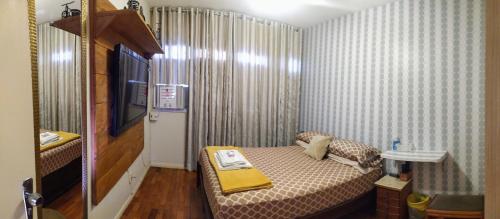 维多利亚ACONCHEGANTE QUARTO - PRAIA do CANTO的小房间,配有一张黄色毯子床