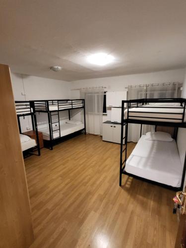 Hostel Hakuna Matata客房内的一张或多张双层床