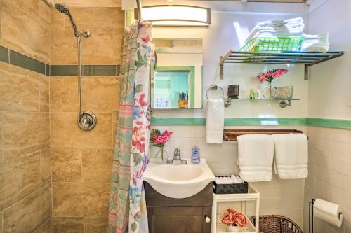 克利尔沃特Sea Turtle Suite Condo with Clearwater Beach Views的一间带水槽和淋浴的浴室