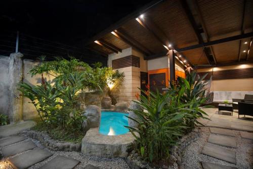 福尔图纳Elegant Villa in La Fortuna with spacious backyard plus very private pool & parking的庭院中带游泳池的房子