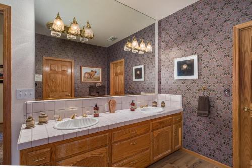 费希坎普Rock Front Lodge的一间带两个盥洗盆和大镜子的浴室
