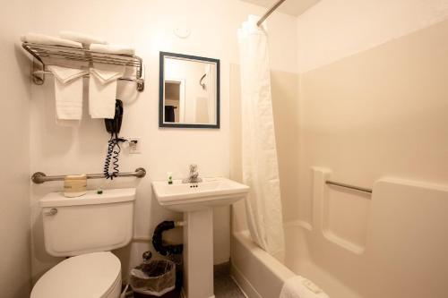 威廉姆斯Celilo Inn的白色的浴室设有卫生间和水槽。