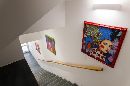 泰拉西尼TERRAVERA的挂在楼梯旁墙上的画