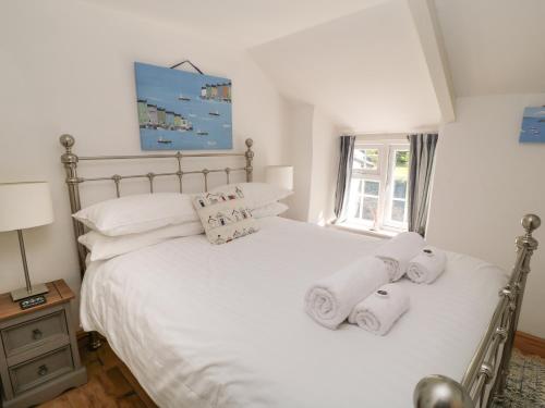 利斯卡德Thatch View Cottage的卧室配有白色床和毛巾