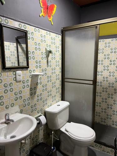 伊瓦格201 Bonito apto para 4 personas Excelente Precio的一间带卫生间和水槽的浴室