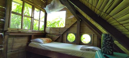 洛佩斯港hostal Monte Libano的树屋中带窗户的卧室