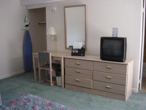 拉法叶普雷斯蒂奇旅馆的客房设有一张带电视和镜子的书桌