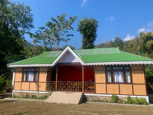 PakhyongKazi Retreat的绿色屋顶的房子