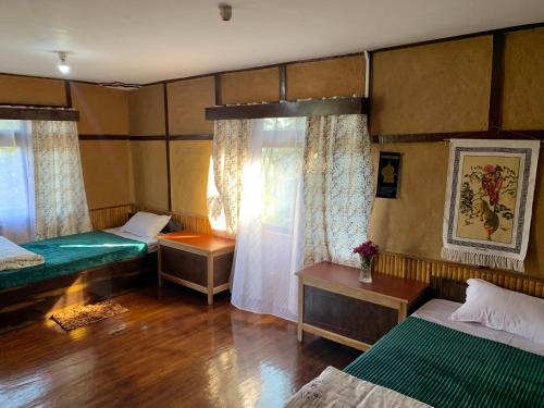 PakhyongKazi Retreat的客房设有两张床和窗户。