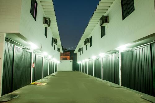 圣维森特岛弗拉什汽车旅馆（仅限成人）的夜间建筑物空的走廊