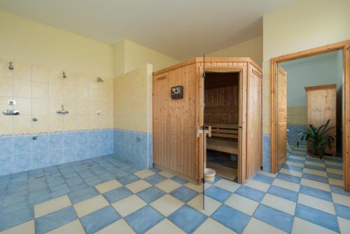 奥斯特巴德里克波罗的海兰迪豪斯公寓的带淋浴和卫生间的浴室