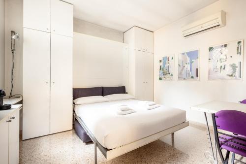 米兰Cirene Master Guest studio的白色卧室配有床和书桌